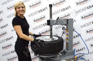 Девушка монтирует шину на станке WiederKraft WDK-752122